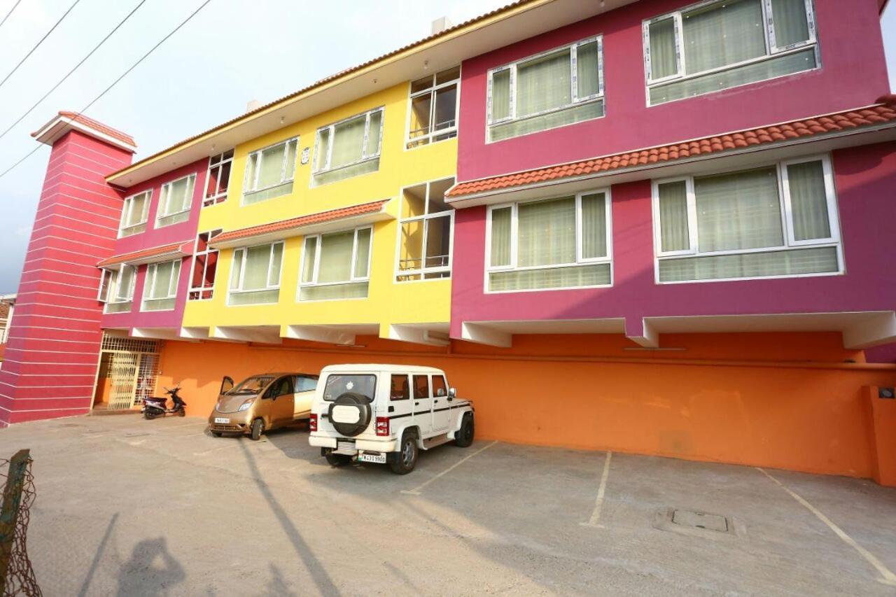 Mmr Holiday Inn Udagamandalam Exterior foto
